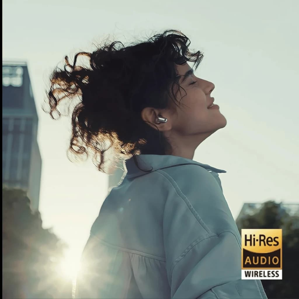 Auriculares Huawei FreeBuds Neo Rosa TWS con cancelación de ruido, diseño in-ear elegante; mujer usándolos al aire libre con luz de atardecer y sello Hi-Res