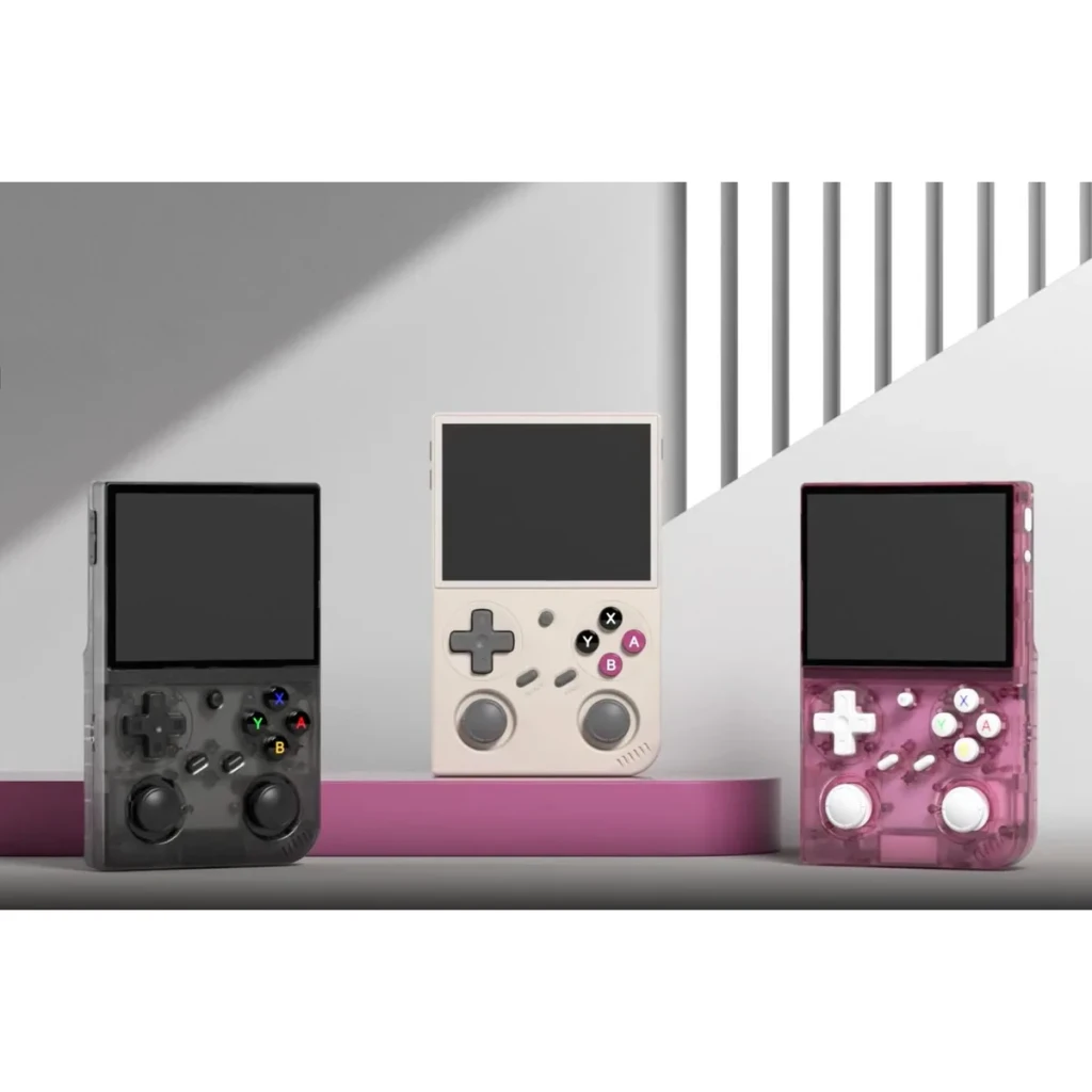 Consola portátil Anbernic RG 35 32GB Rosa Linux 64-bit, comparativa: versión rosa transparente junto a modelos negro y beige