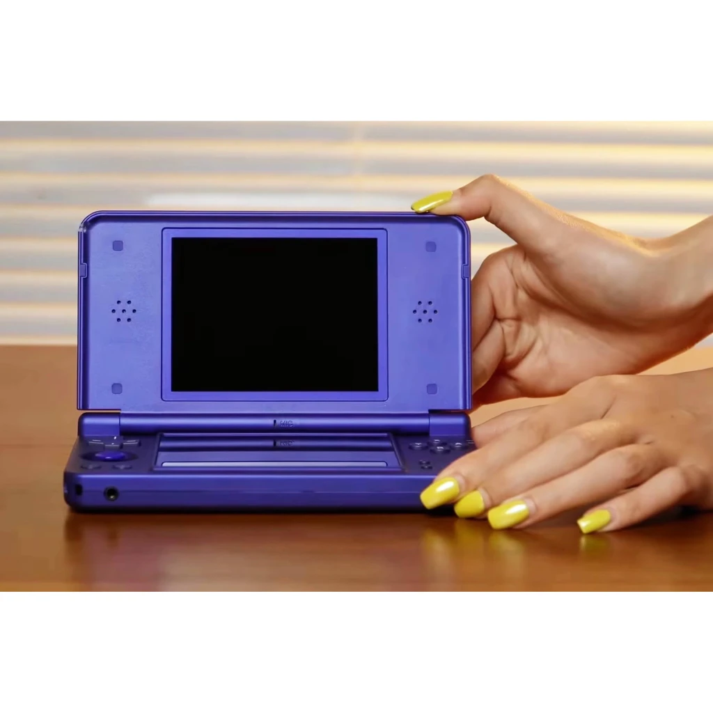 Console portable Anbernic RG DS Plus 16 Go Bleu Double écran 4,3 pouces, vue avant: main ouvrant la console bleue posée