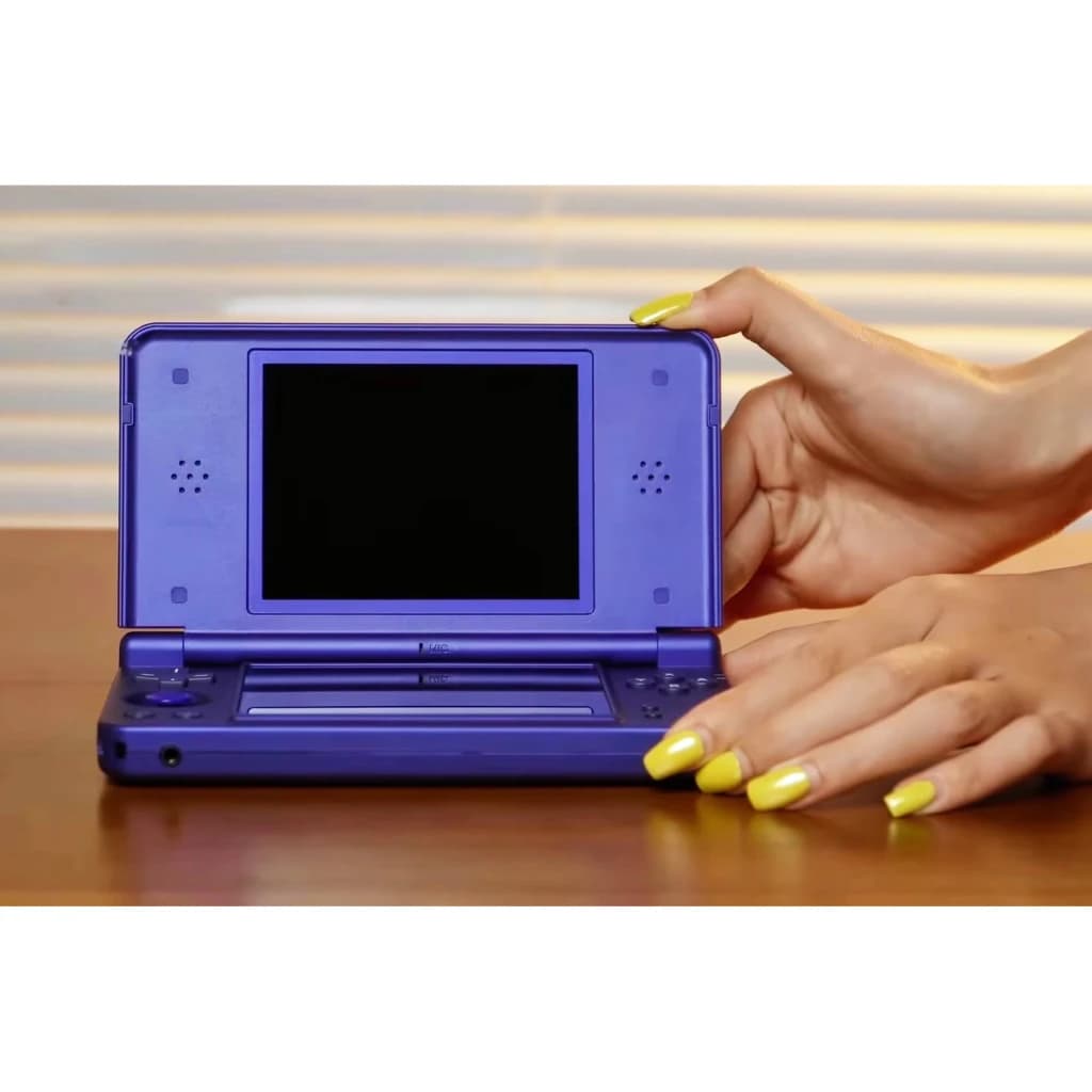 Console portable Anbernic RG DS Plus 16 Go Bleu Double écran 4,3 pouces, vue avant: main ouvrant la console bleue posée