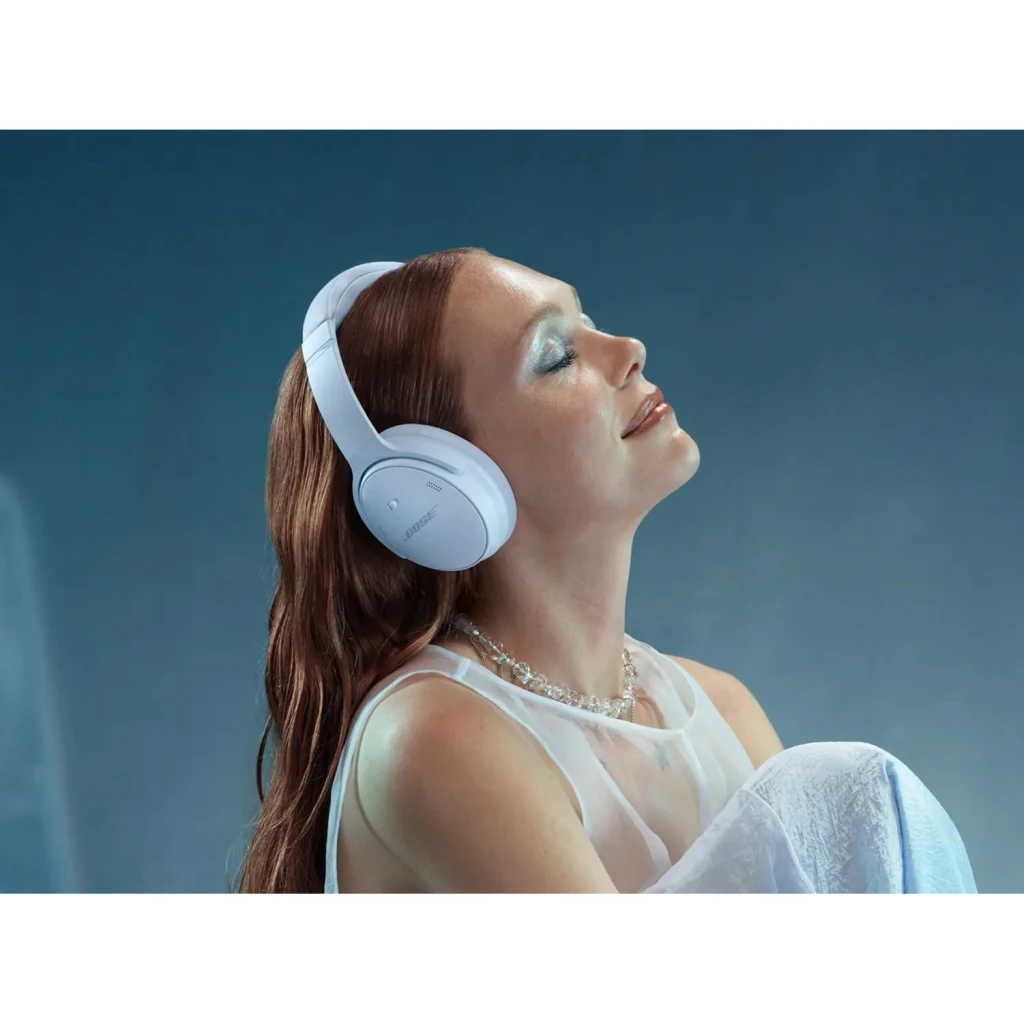 Casque Bose QuietComfort Headphones Réduction de Bruit Active Arceau Bleu Glacier Glacé, lifestyle: femme yeux fermés