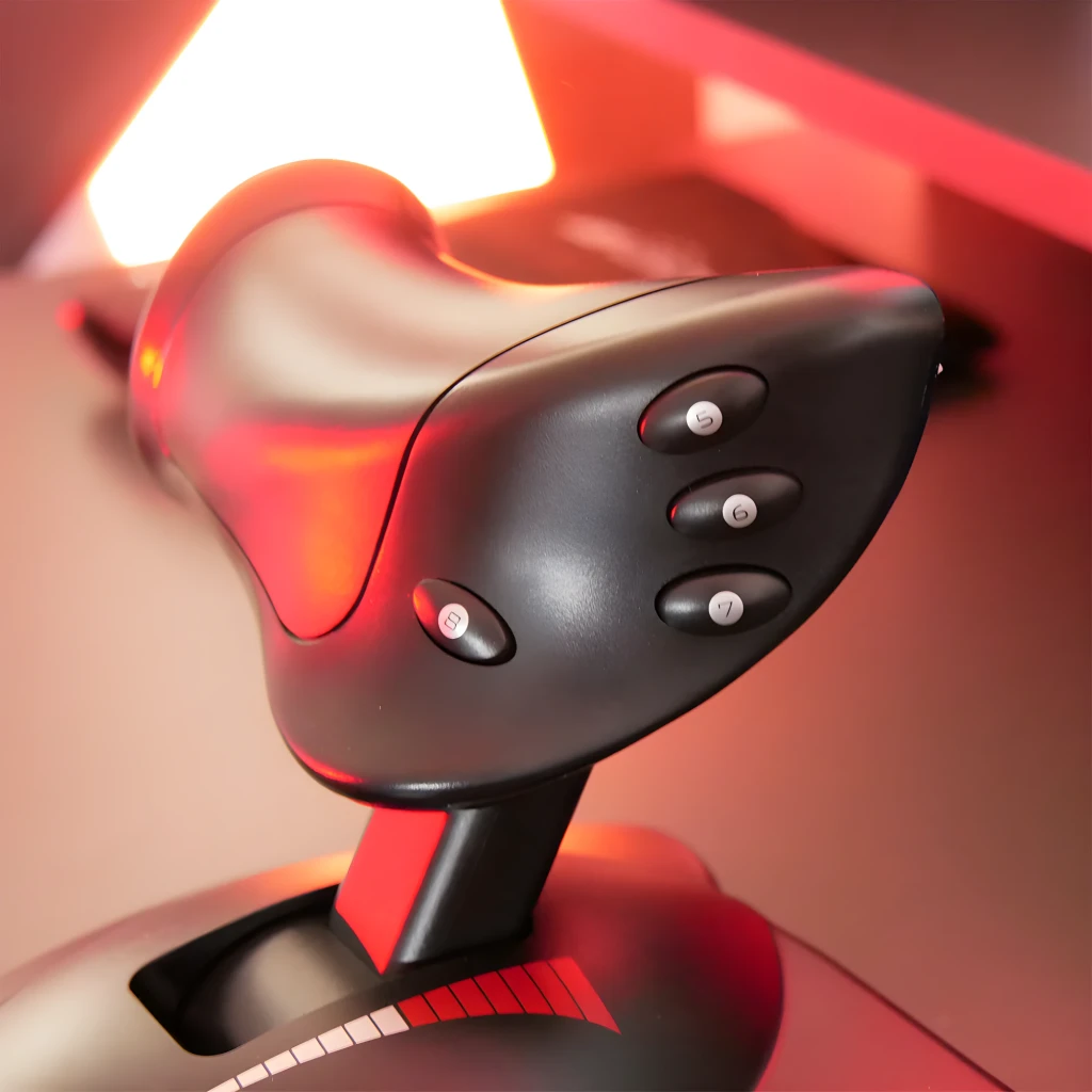 Thrustmaster T-Flight Hotas X negro, detalle: empuñadura con botones numerados 5, 6, 7 y 8 bajo iluminación roja