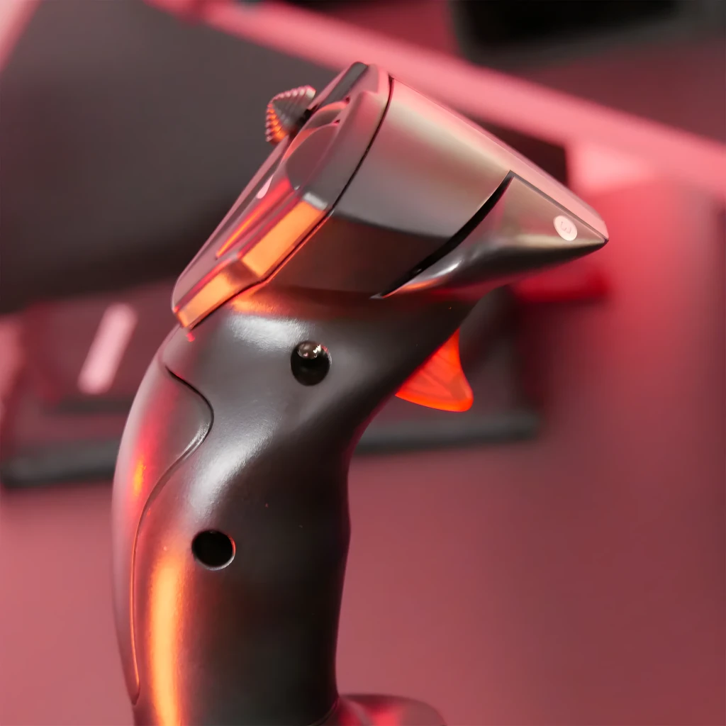 Thrustmaster T-Flight Hotas X negro, detalle lateral: empuñadura ergonómica, gatillo naranja y sombrero de mando bajo luz