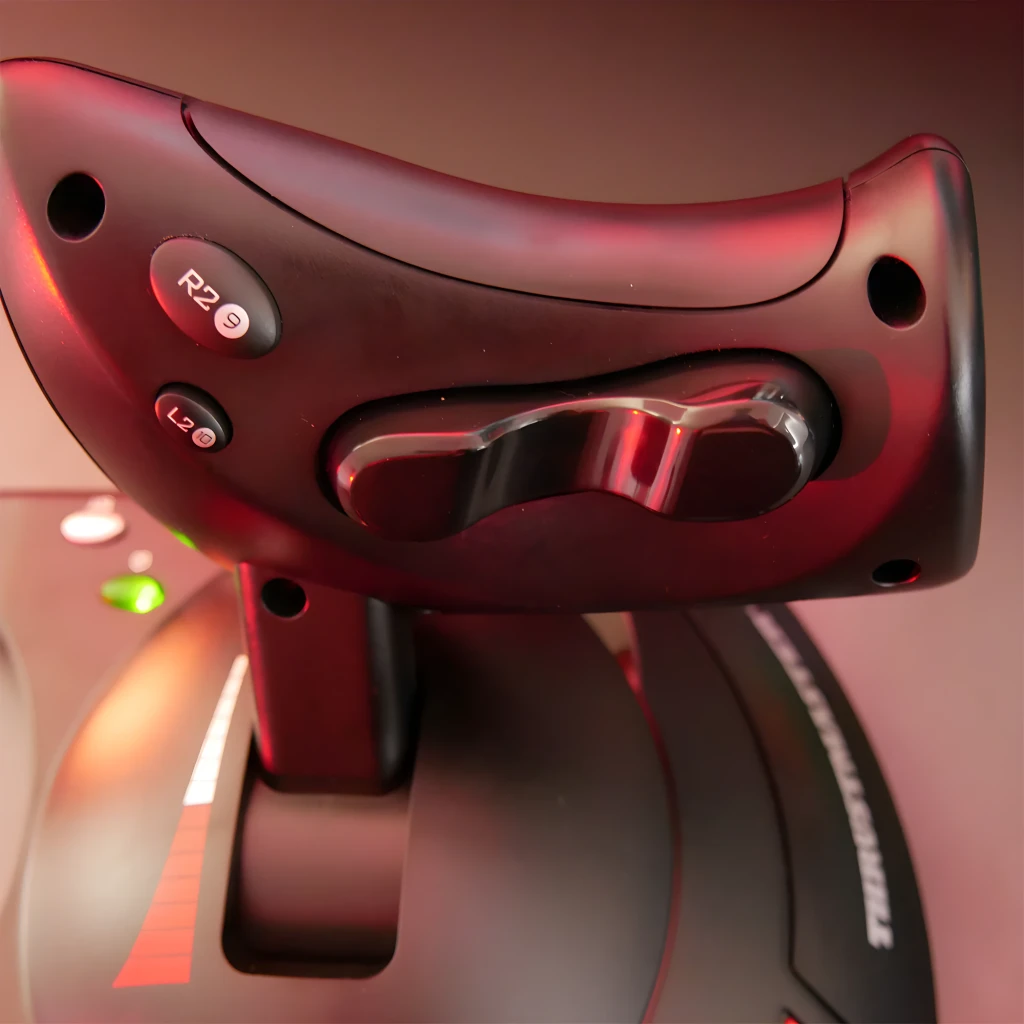 Thrustmaster T-Flight Hotas X negro, detalle trasero: botones R2 y L2 con rueda de control en acabado rojo