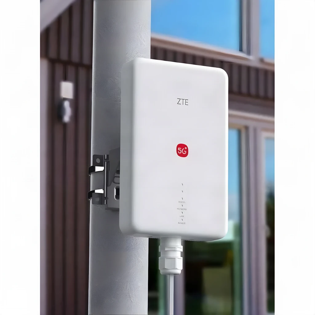 ZTE G51F 5G ODU Router WiFi 7 Dual-Band Blanco, instalación exterior: montado en poste con soporte metálico y logo 5G rojo