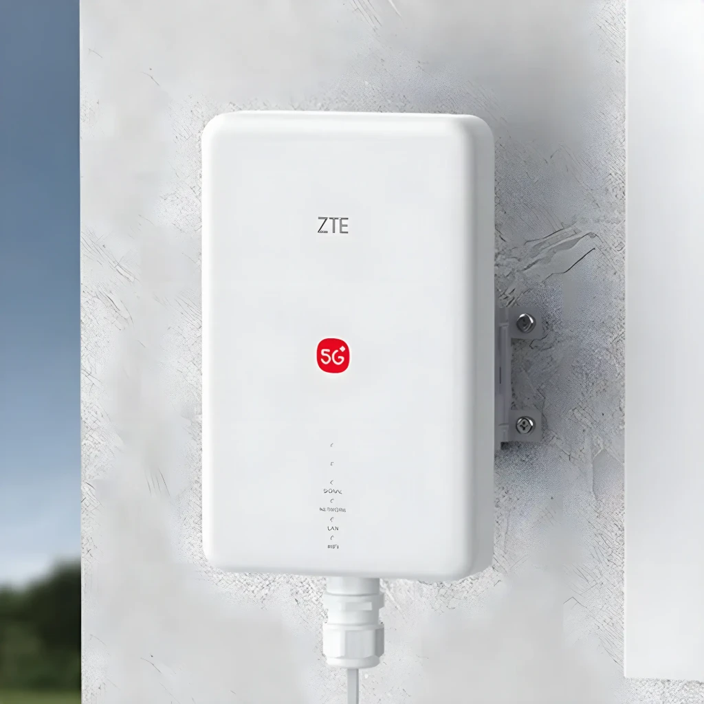 ZTE G51F 5G ODU Router WiFi 7 Blanco, vista frontal: montado en pared exterior con soporte metálico y cable inferior