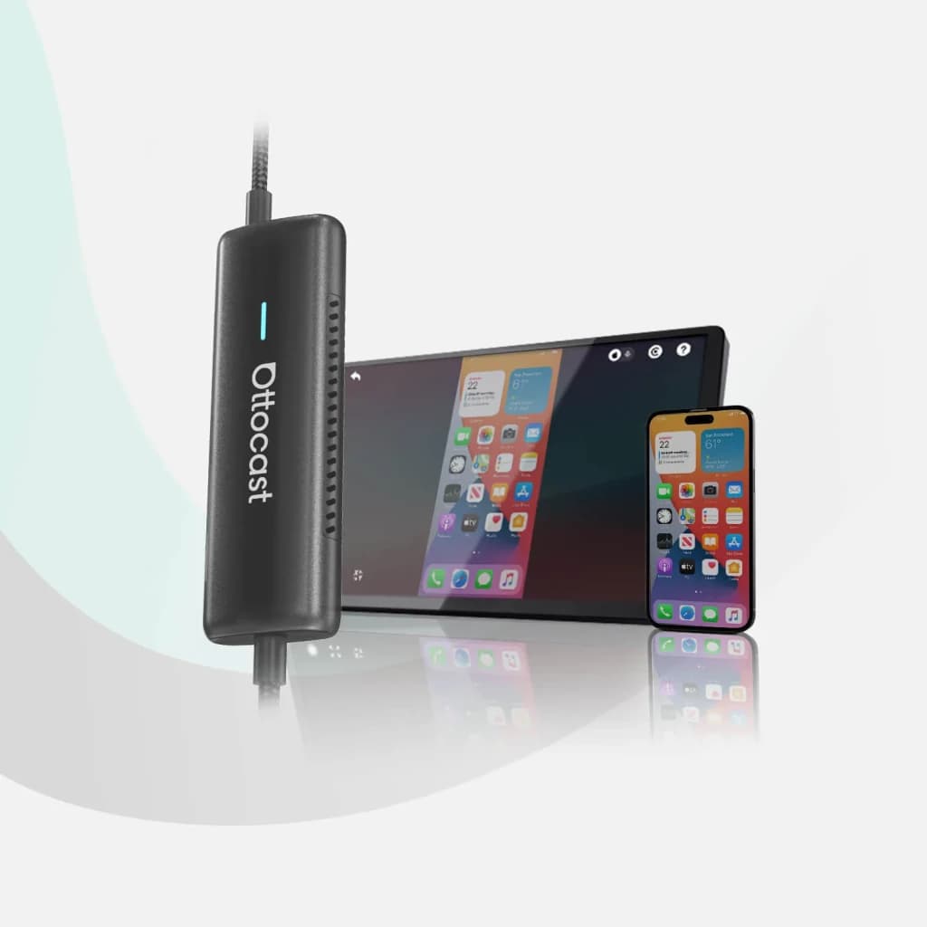 Ottocast Adaptador CarPlay CA450-T preto, vista de ecossistema: dongle preto com LED azul, ecrã CarPlay e iPhone emparelhado