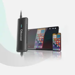 Ottocast Adaptador CarPlay CA450-T preto, vista de ecossistema: dongle preto com LED azul, ecrã CarPlay e iPhone emparelhado