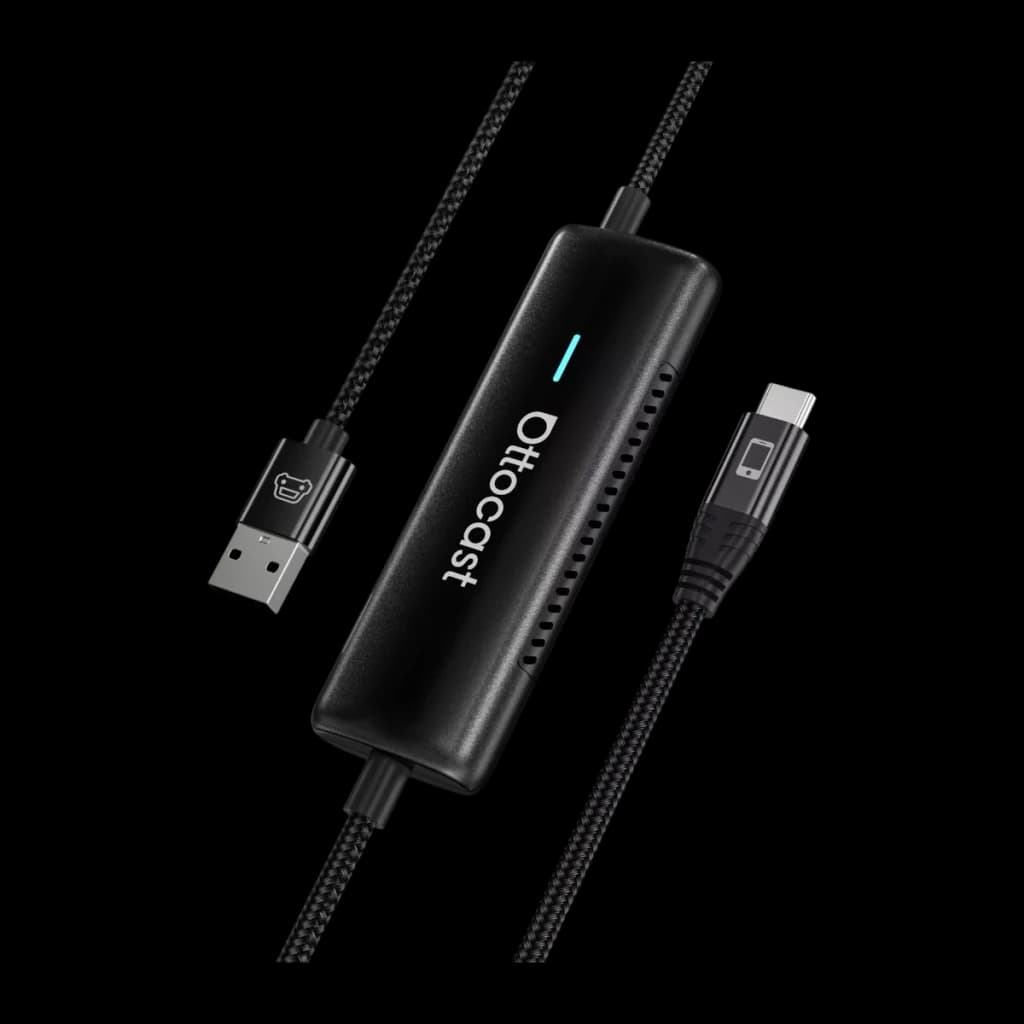 Ottocast Adaptador CarPlay CA450-T preto, vista frontal: corpo alongado com logo, luz LED azul, cabo trançado USB-A e USB-C