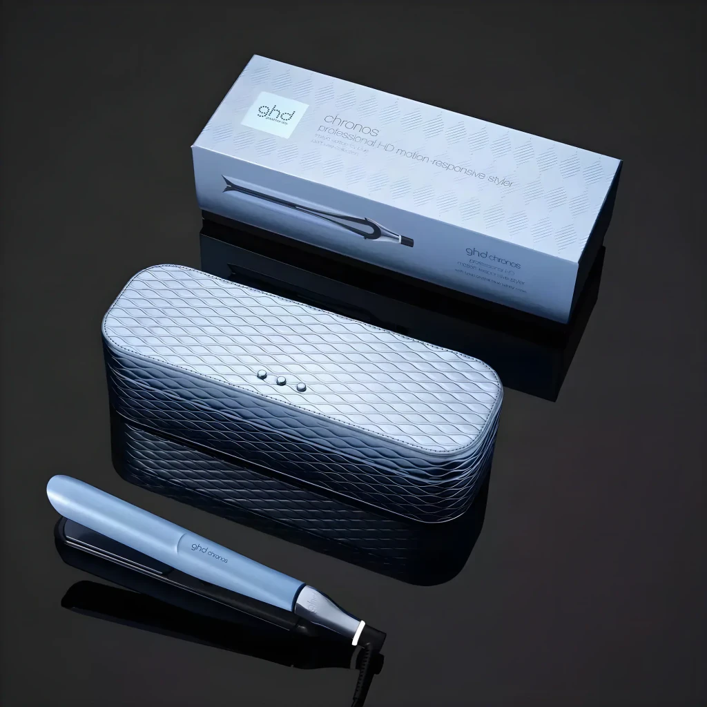 GHD Chronos Iced Luxe azul gélido, conjunto completo: chapinha, bolsa acolchoada com relevo e caixa sobre fundo escuro