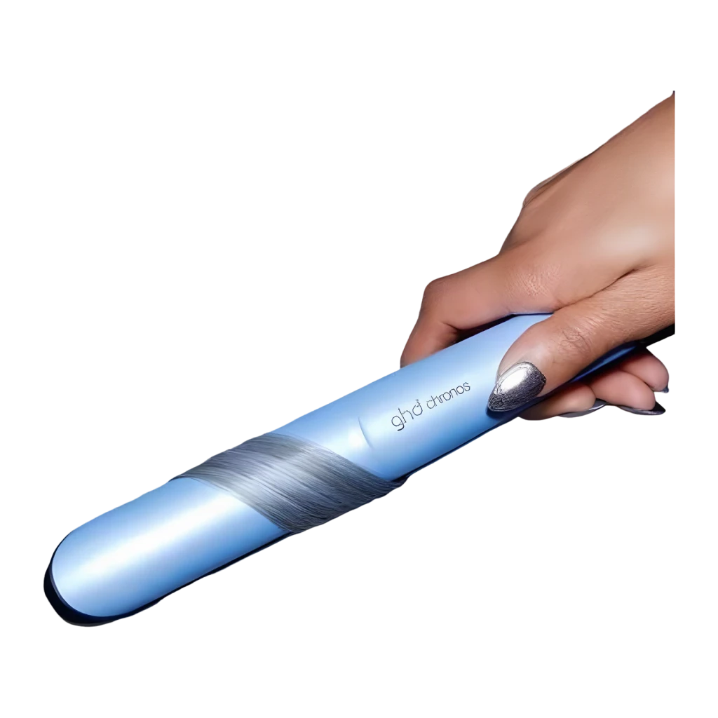 GHD Chronos Iced Luxe azul gélido, uso: mão segurando a chapinha na diagonal alisando cabelo, fundo preto