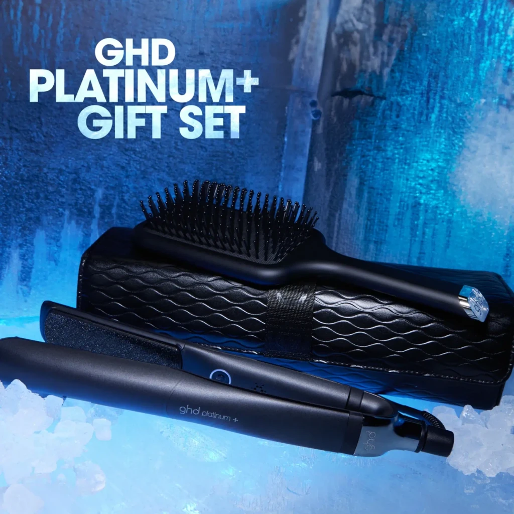 GHD Max Paddle Brush Gift Set preto, conjunto completo: prancha, escova e estojo preto em fundo azul com gelo