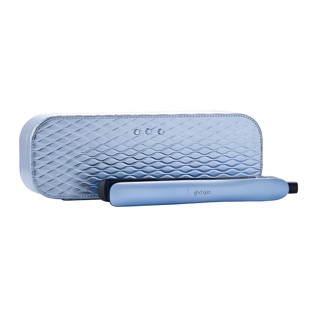 GHD Gold Iced Luxe dourado, vista lateral: chapinha azul com estojo acolchoado textura ondas em fundo preto