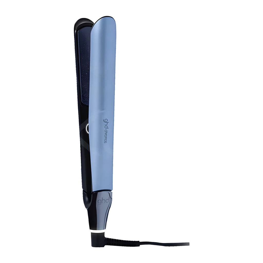 GHD Gold Iced Luxe dourado, vista lateral: chapinha azul com logo ghd chronos em fundo escuro