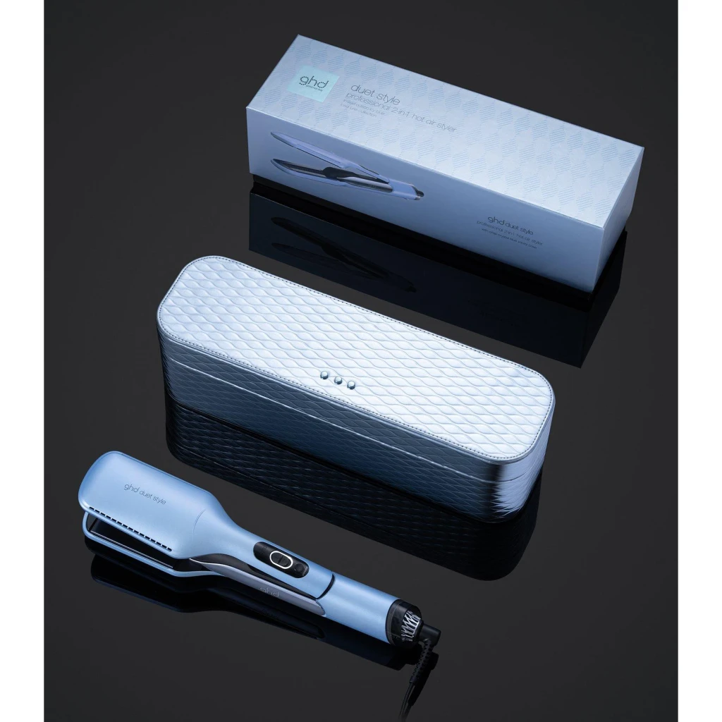 GHD Prancha Duet Style Vapor Azul, conteúdo: prancha azul, estojo acolchoado branco e caixa do produto sobre fundo escuro