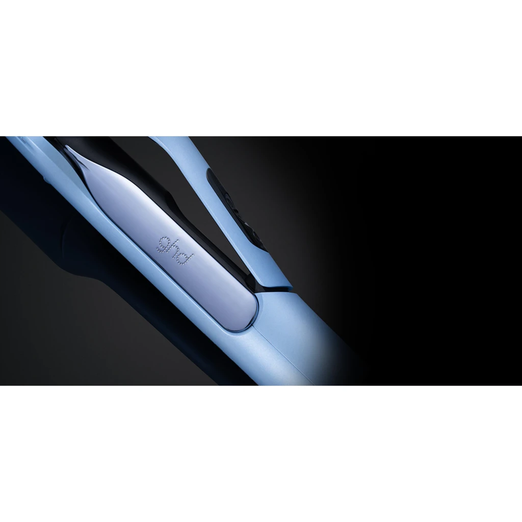 GHD Duet Style Vapor Azul, detalhe macro: logo ghd gravado na placa azul com acabamento acetinado sobre fundo escuro