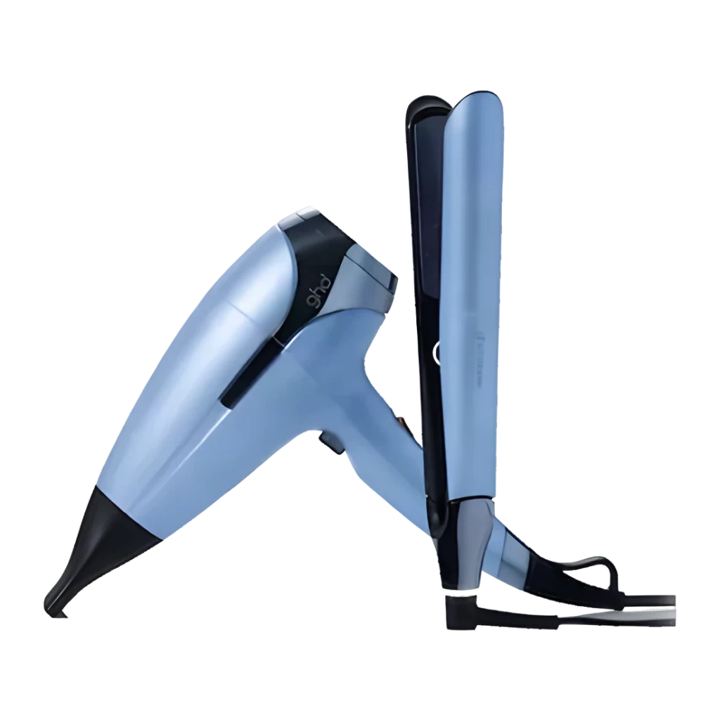 GHD Chronos + Helios Iced Luxe Gift Set azul gélido, vista lateral: secador e prancha juntos sobre fundo preto