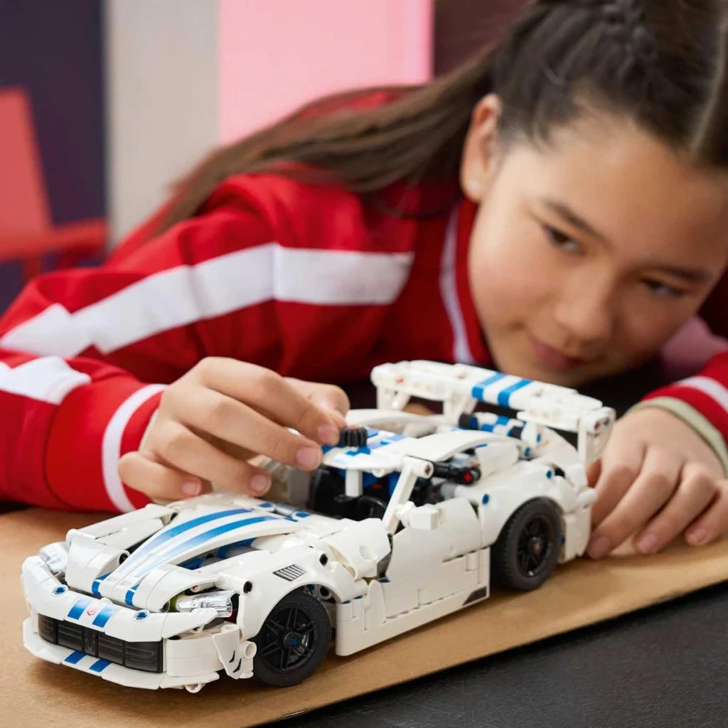 LEGO Technic 42234 Dodge Viper GTS-R blanco - detalle 2