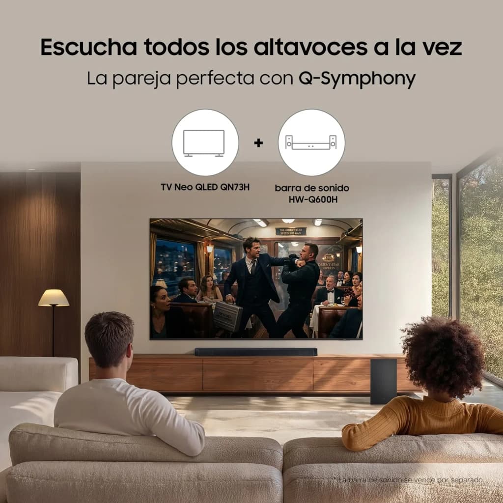 Samsung QN73H 65 pouces Neo QLED 4K Noir, lifestyle: couple regardant la TV au salon avec barre de son Q-Symphony