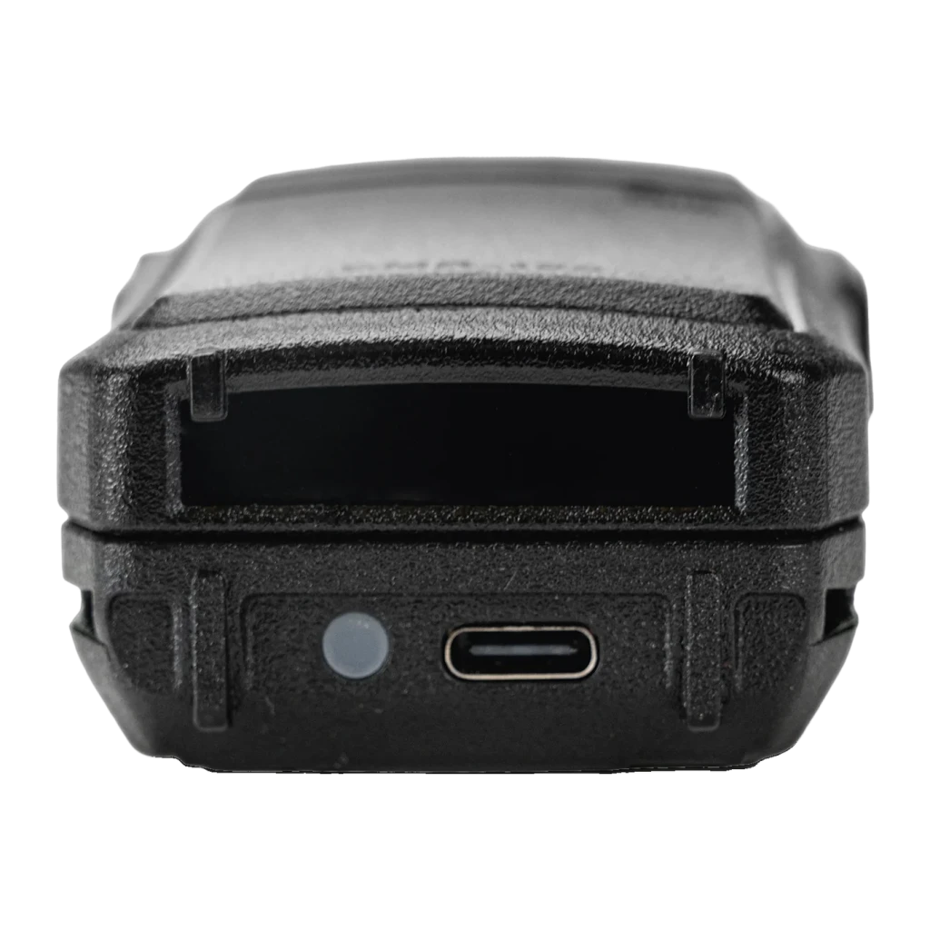 Walkie Talkie Midland PMR446 32 Canales Individual DMR-100, vista inferior: puerto USB-C y botón lateral en carcasa negra
