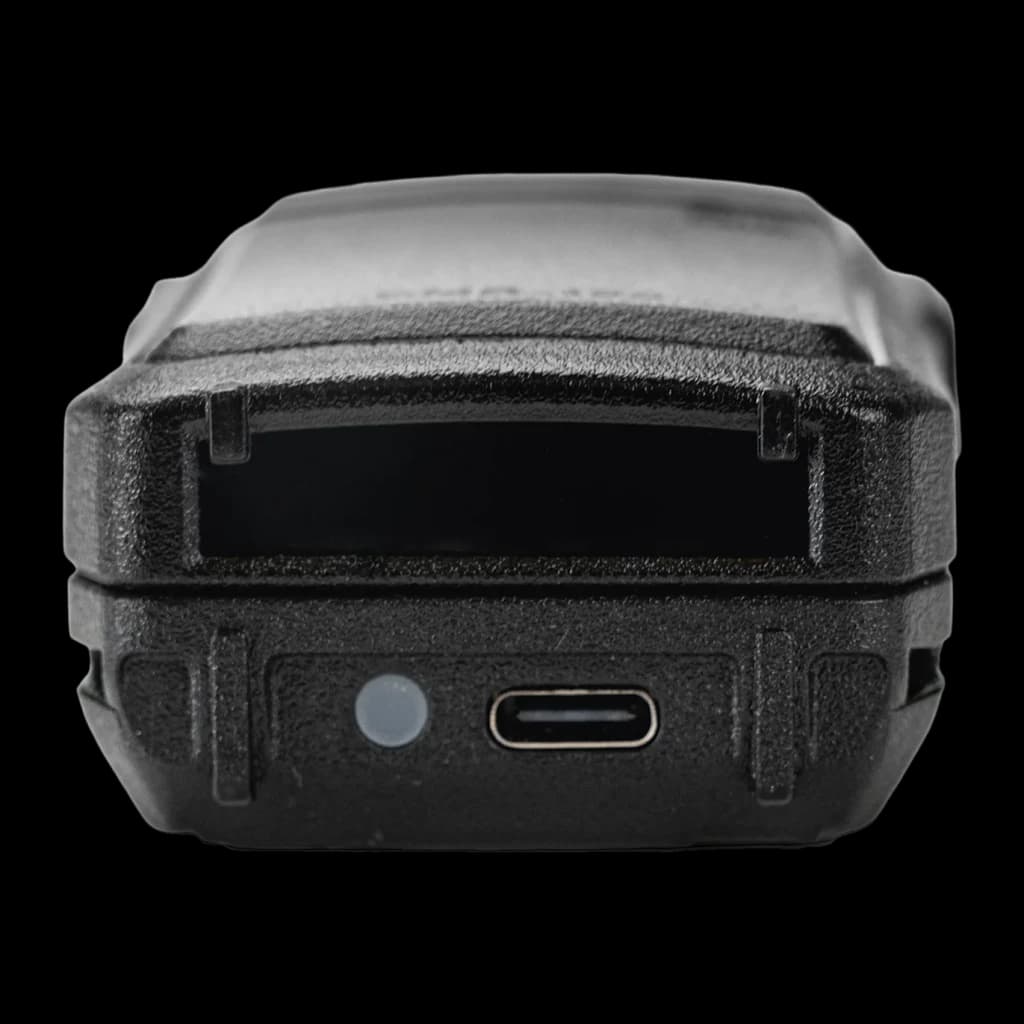 Walkie Talkie Midland PMR446 32 Canales Individual DMR-100, vista inferior: puerto USB-C y botón lateral en carcasa negra