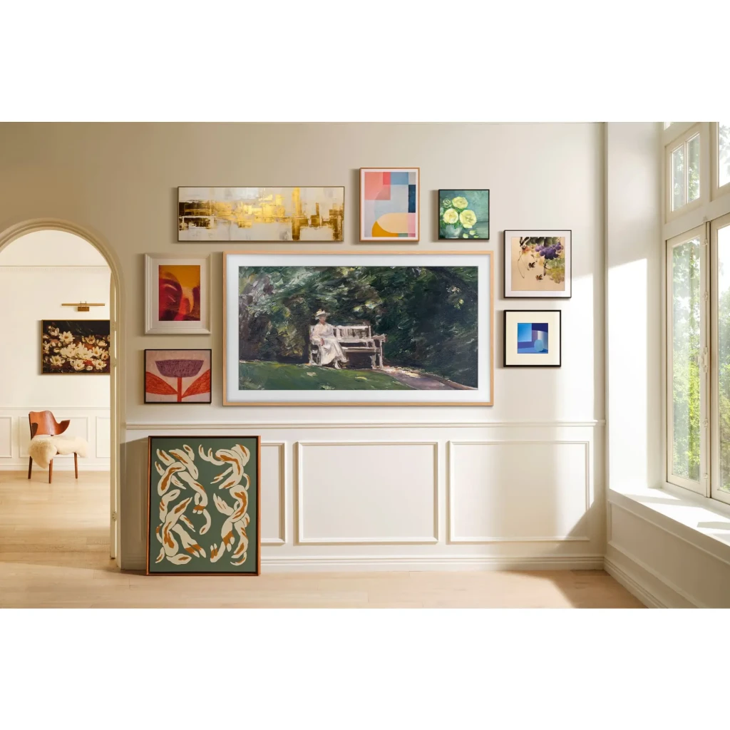TV Samsung The Frame 65 pouces Neo QLED 4K, cadre noir élégant, écran plat mural style tableau, 144Hz, intégrée parmi des cadres d’art colorés