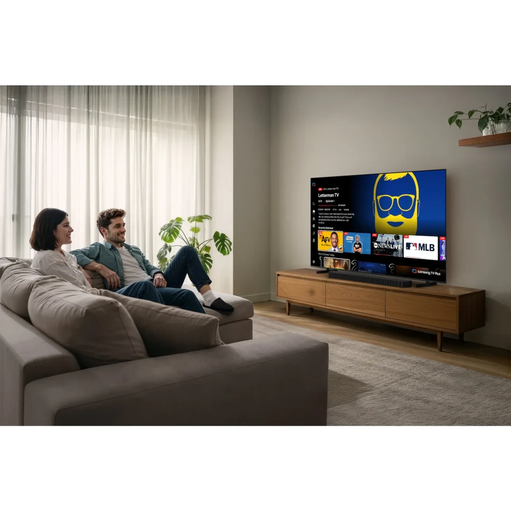 Samsung TU55M70HAU 55 pulgadas 4K Smart TV negro, vista lifestyle: pareja en sofá viendo Samsung TV Plus en salón moderno
