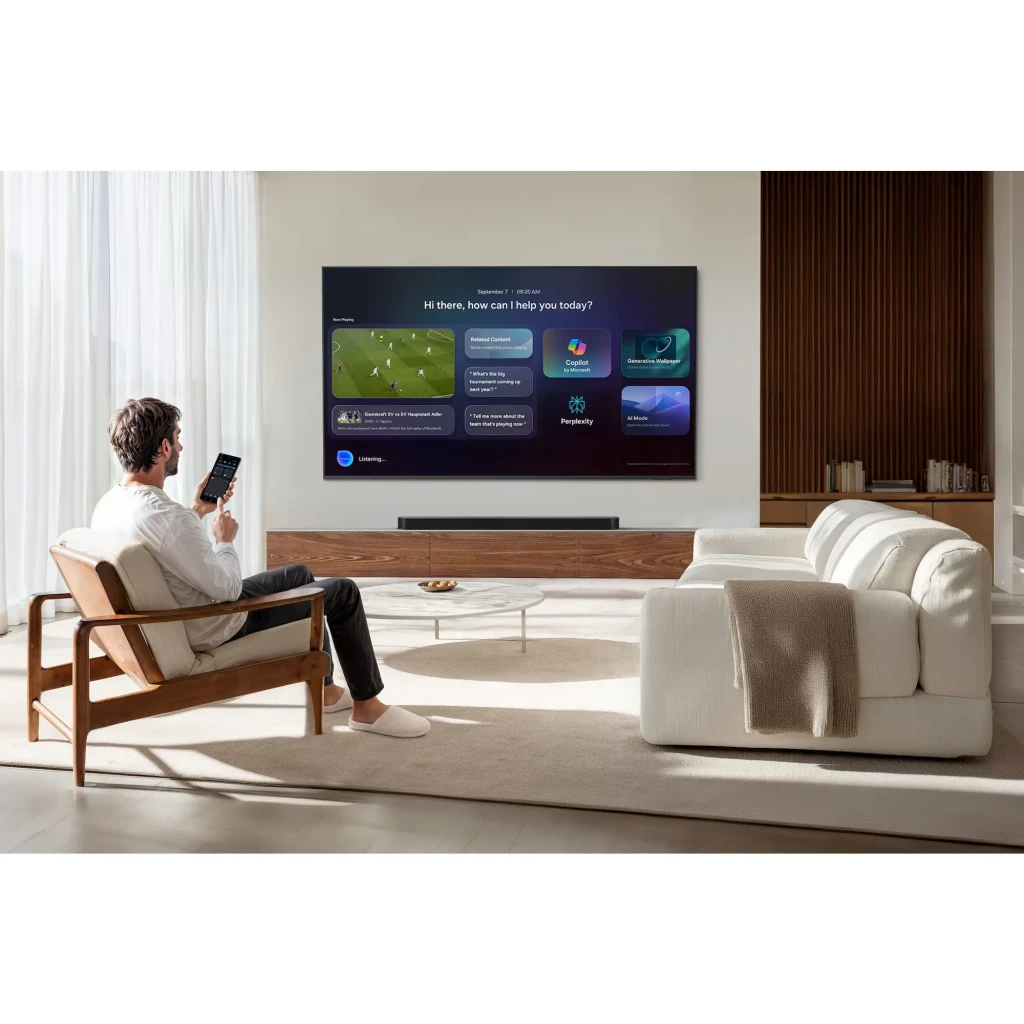 Samsung TU55M70HAU 55 pulgadas 4K negro, vista lifestyle: hombre en sala usando asistente de voz en pantalla Smart TV