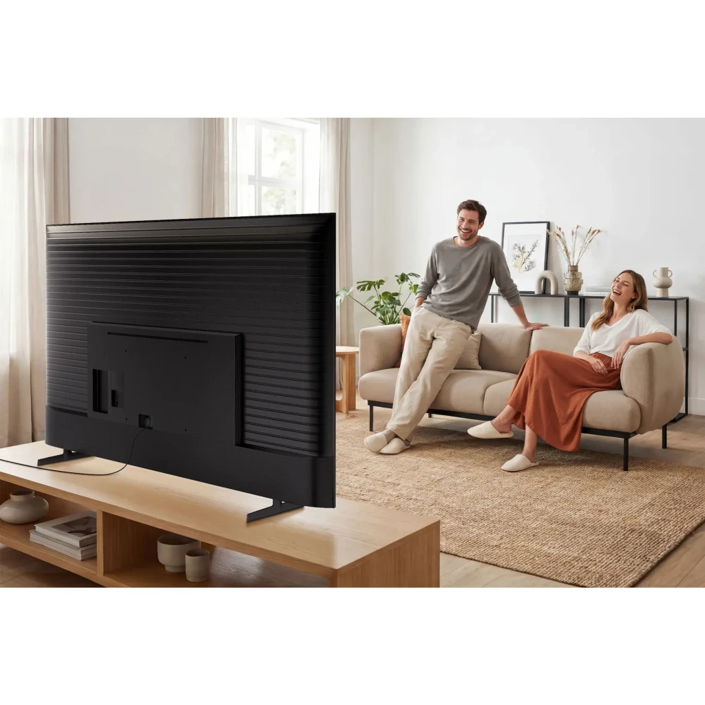 Samsung TU43M70HAU 43" 4K Smart TV negro, vista trasera: panel posterior con ranuras y soporte, pareja en salón