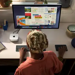 Apple Mac mini M6 24 Go/512 Go SSD Argent macOS, lifestyle: personne travaillant au bureau avec moniteur, clavier