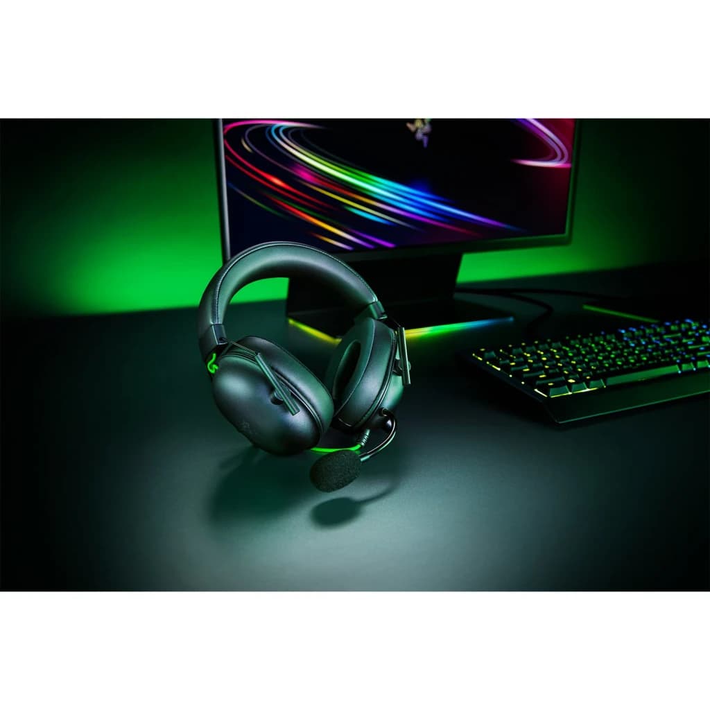 Auriculares Gaming Razer BlackShark V2 X Xbox con Micrófono Xbox/PC Negro, escena: sobre escritorio con monitor RGB