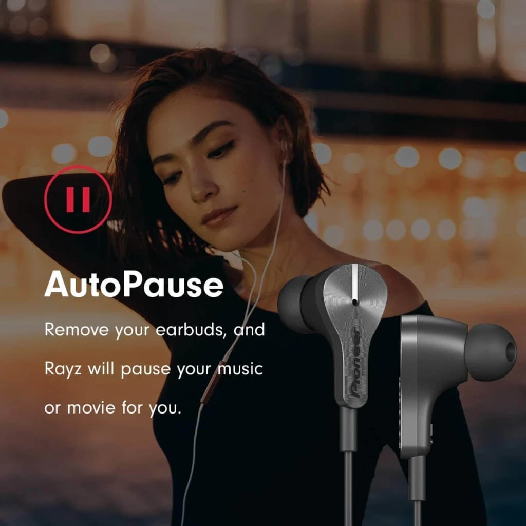 Écouteurs Pioneer Rayz Plus intra-auriculaires Lightning Noir, lifestyle: fonction AutoPause avec femme les portant