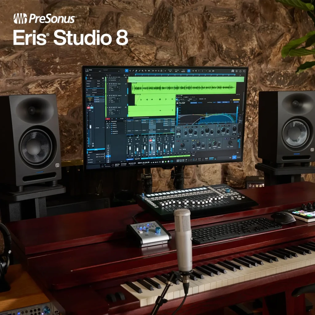 Monitor de estudio PreSonus Eris Studio 8 140W, vista en estudio: par flanqueando monitor DAW con teclado y micrófono