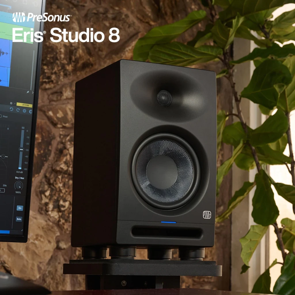 Monitor de estudio PreSonus Eris Studio 8 140W, vista frontal en estudio: woofer, tweeter y LED azul visibles