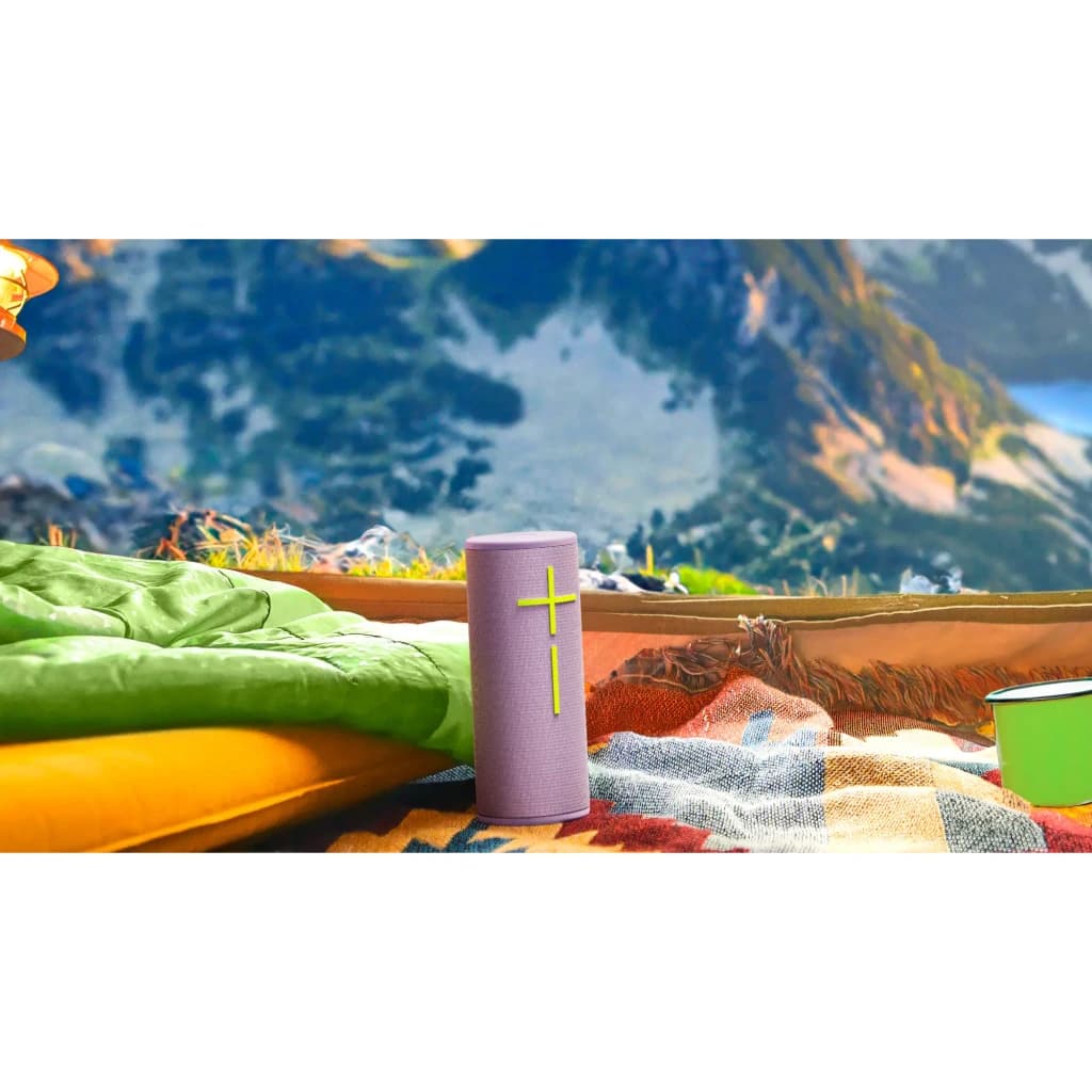 Altavoz portátil Ultimate Ears Boom 4 IP67 15h Bluetooth Lila, vista frontal: en tienda de campaña con saco de dormir