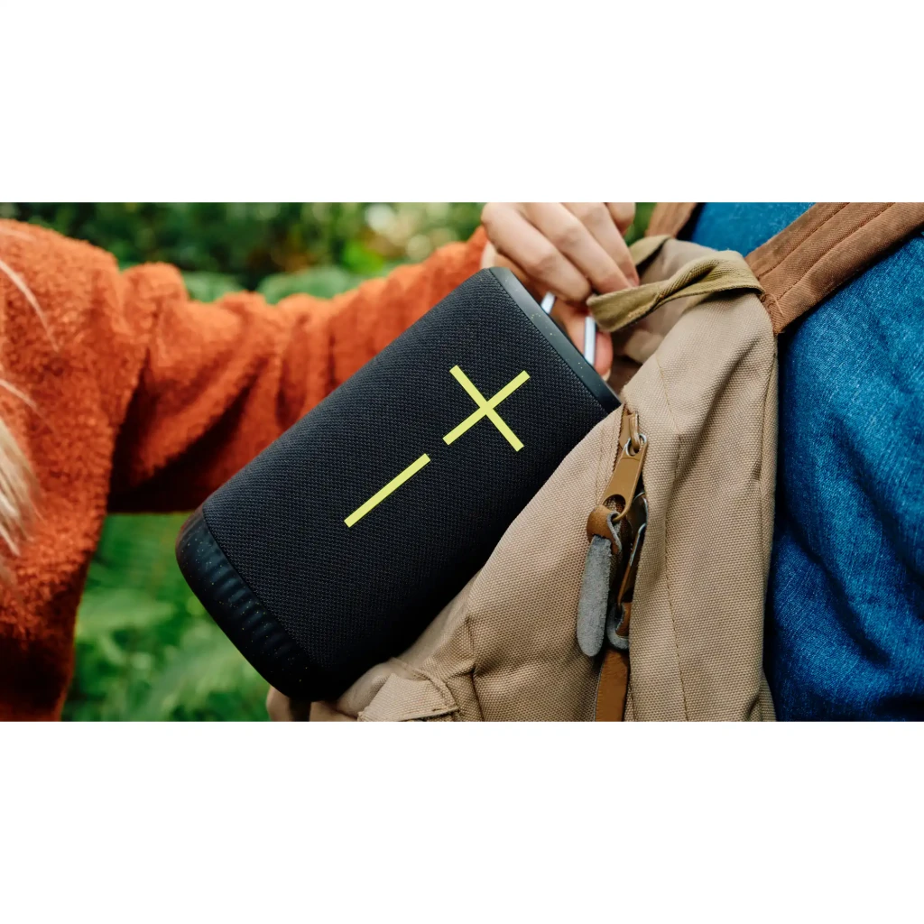 Enceinte portable Logitech Ultimate Ears Everboom IP67 20h Bluetooth Noir, en utilisation: rangée dans un sac à dos