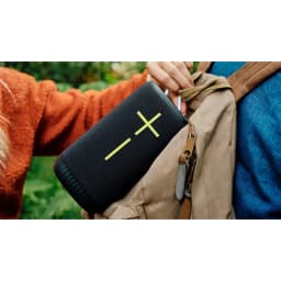 Enceinte portable Logitech Ultimate Ears Everboom IP67 20h Bluetooth Noir, en utilisation: rangée dans un sac à dos