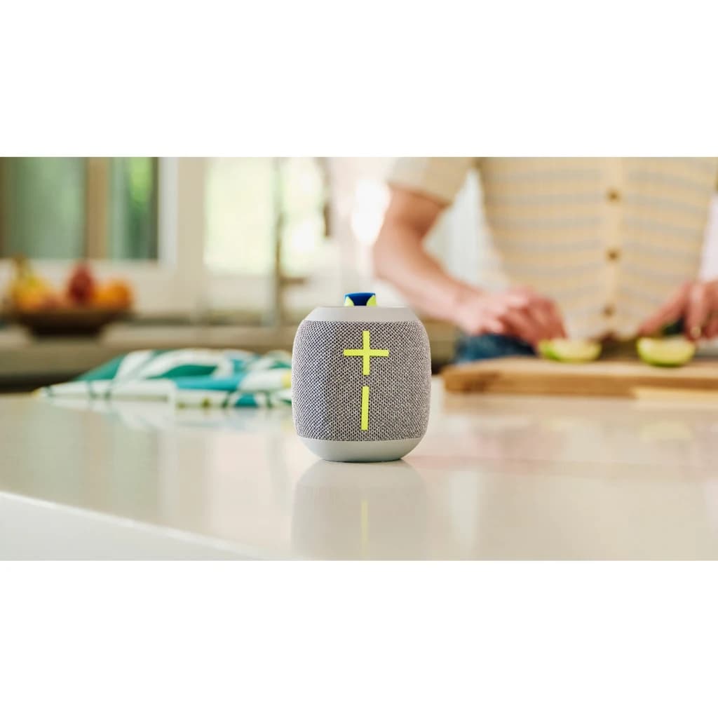 Altavoz portátil Ultimate Ears Wonderboom 4 Joyous Brights 14h Bluetooth, vista frontal: sobre encimera de cocina con cruz