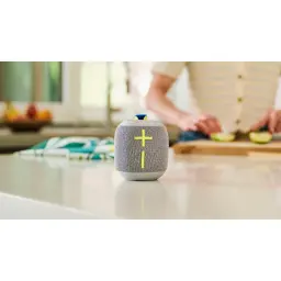 Altavoz portátil Ultimate Ears Wonderboom 4 Joyous Brights 14h Bluetooth, vista frontal: sobre encimera de cocina con cruz