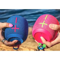 Altavoz Ultimate Ears Wonderboom 4 14h Bluetooth Rosa - dos manos sostienen ambos colores al aire
