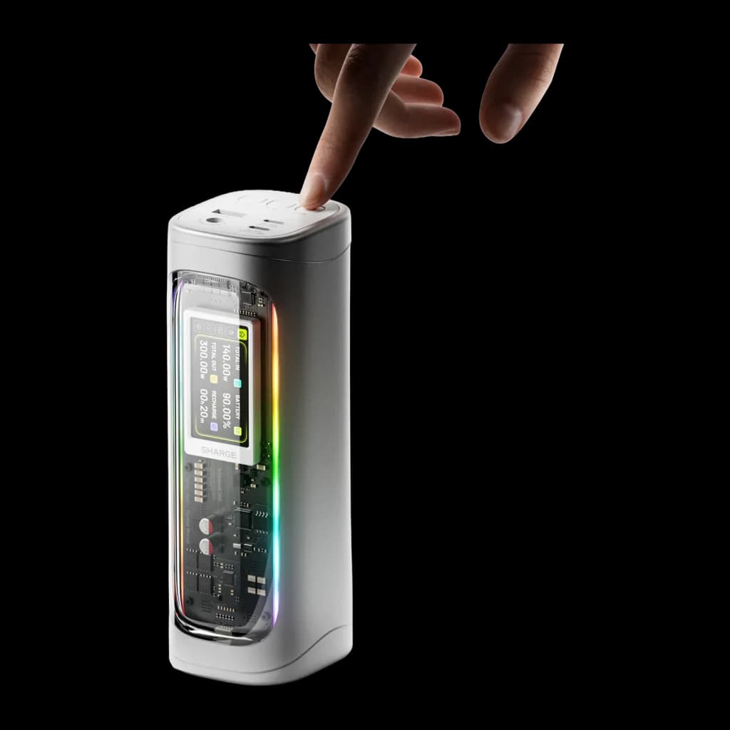 Power Bank SHARGE Shargeek 300 X3 24000mAh Argent 300W PD 3.1, vue avant: doigt sur bouton supérieur, panneau transparent