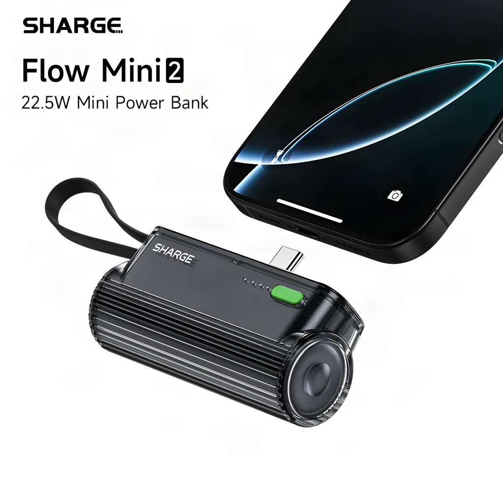 Power Bank Sharge Flow Mini 2 Pro 5800mAh Violet Câble USB-C intégré 22,5W PD et QC, vue latérale: branché sur smartphone