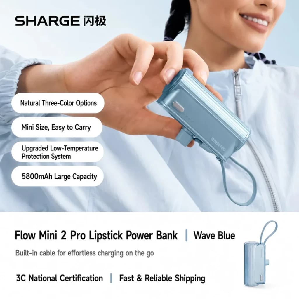 Power Bank Sharge Flow Mini 2 Pro 5800mAh Bleu Ciel, lifestyle: femme tenant l'appareil compact avec câble intégré visible