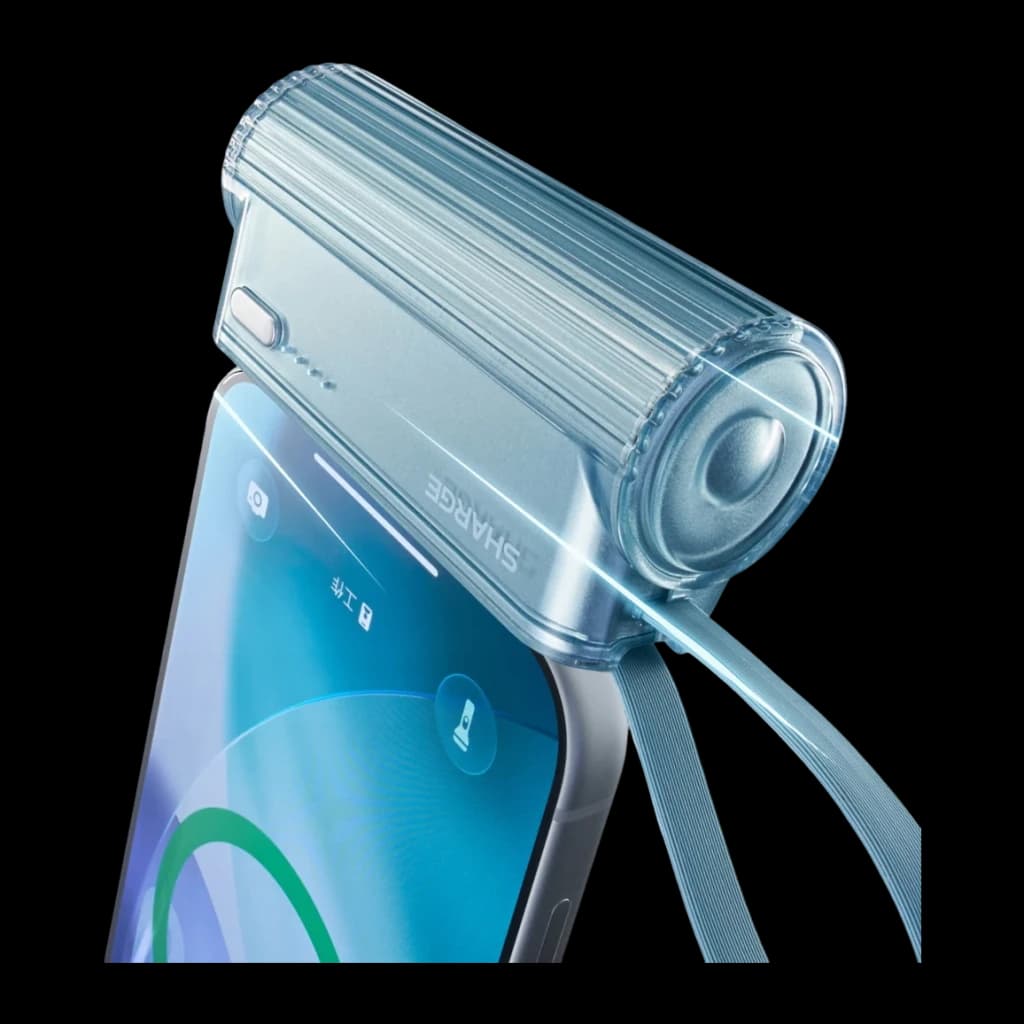 Power Bank Sharge Flow Mini 2 Pro 5800mAh Bleu Ciel, vue latérale: connecté à smartphone avec coque transparente bleue