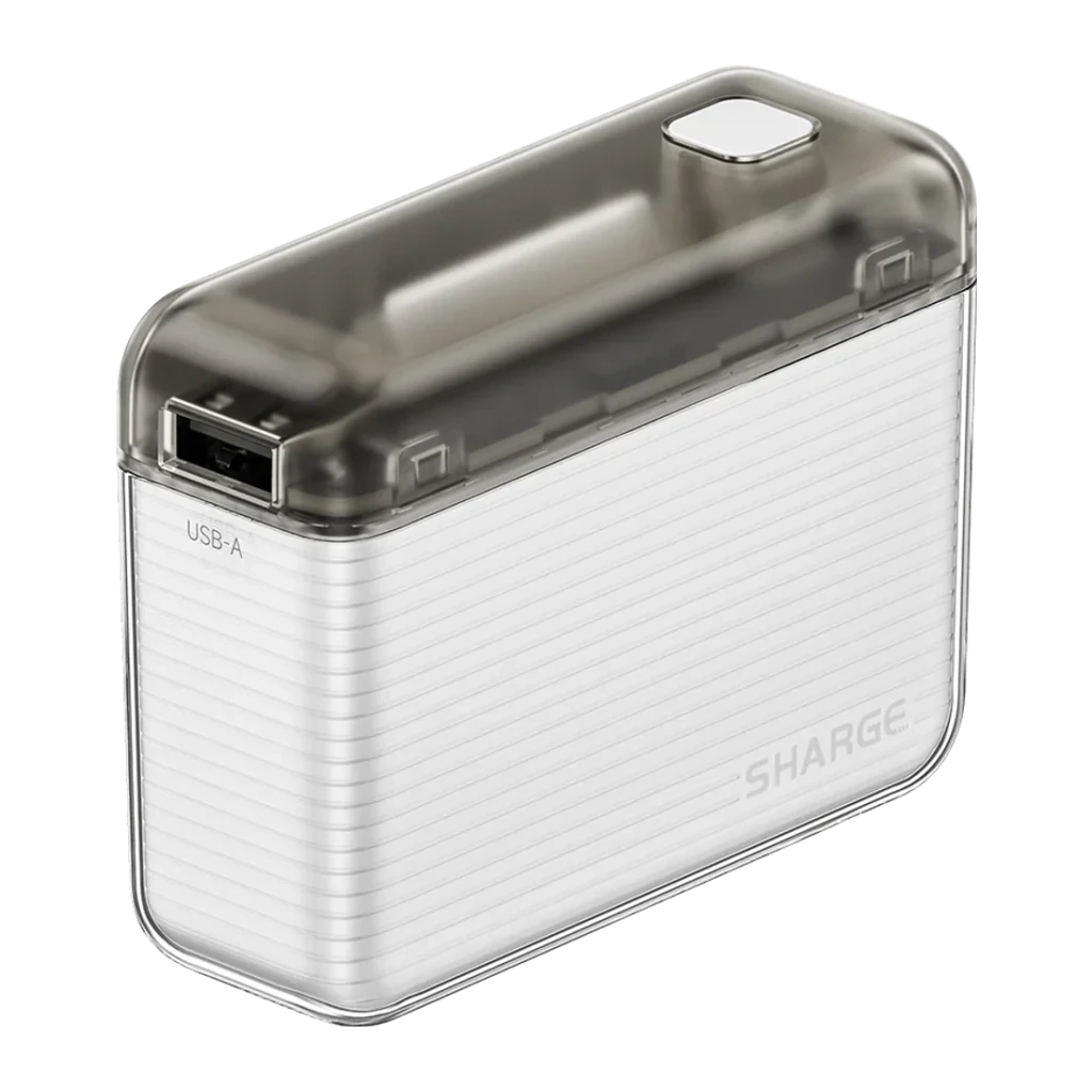Sharge Flow Go 10000mAh blanc, vue latérale: corps strié blanc, couvercle transparent fumé et port USB-A visible