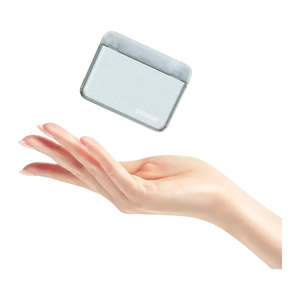 Sharge Flow Go 10000mAh blanc, taille: power bank flottant au-dessus d'une paume ouverte, texture striée en façade