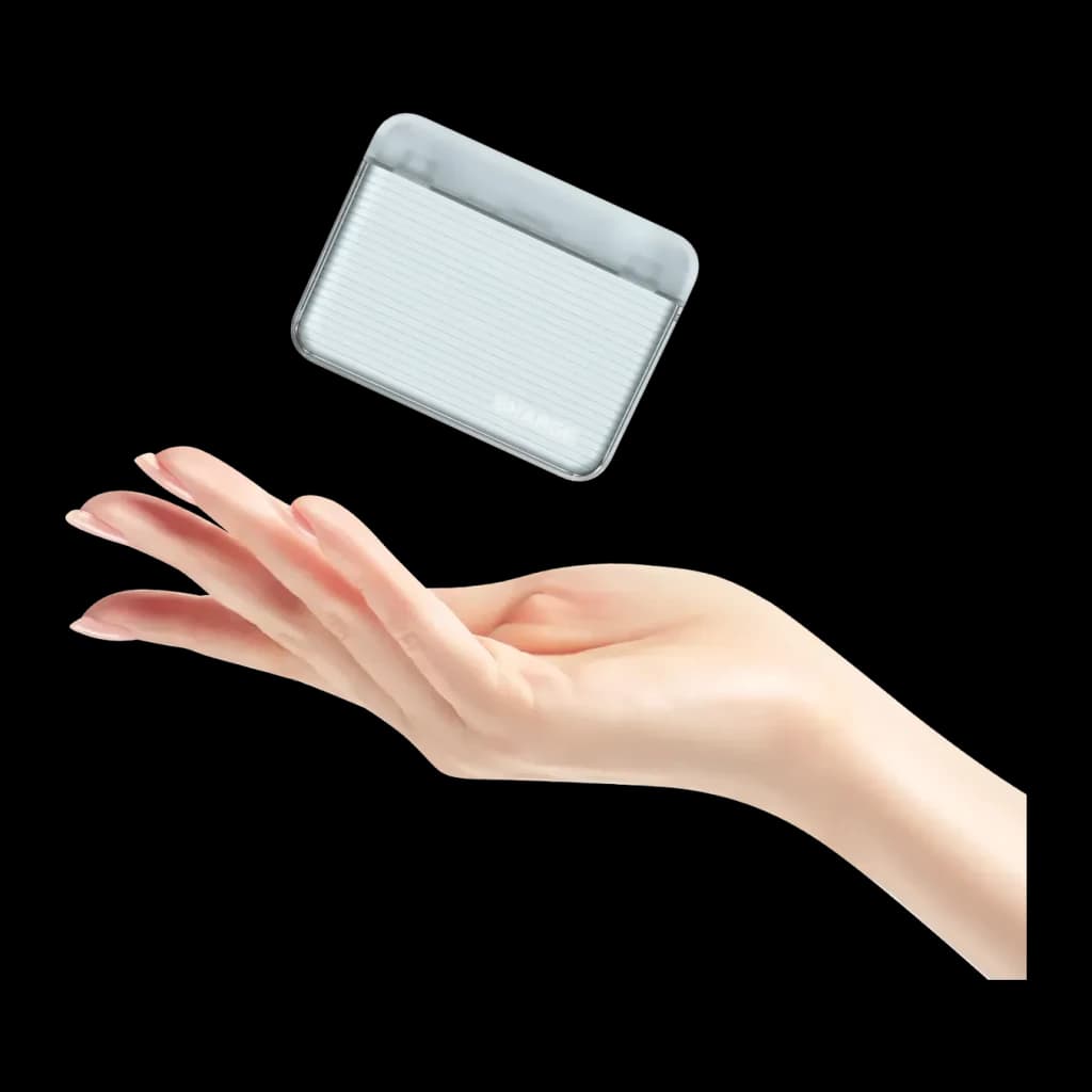 Sharge Flow Go 10000mAh blanc, taille: power bank flottant au-dessus d'une paume ouverte, texture striée en façade
