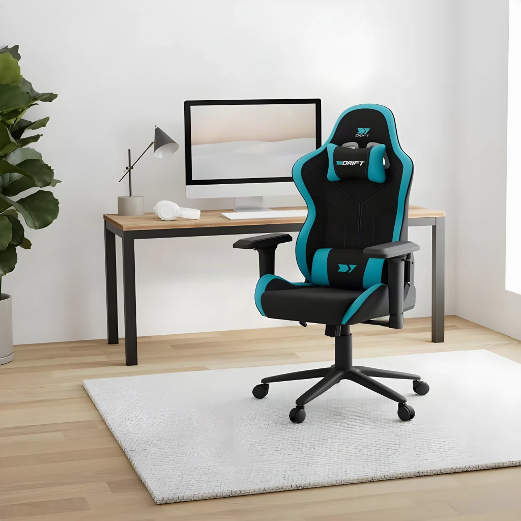 Silla Gaming Drift DR110 Negro/Azul Tela Transpirable 4D 150kg, en uso: vista frontal en setup con escritorio, monitor