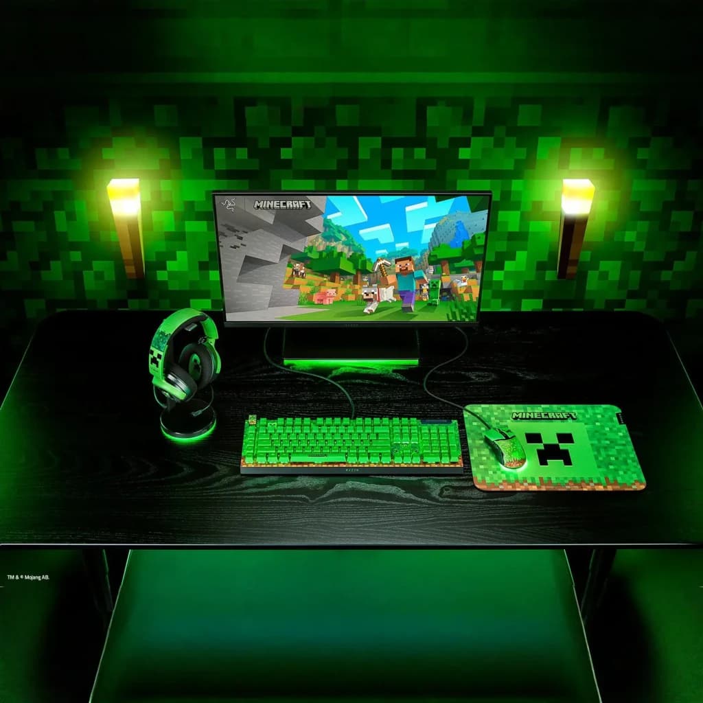 Ratón Gaming Razer Cobra Minecraft Edition 8500 DPI RGB Multicolor, en uso: sobre alfombrilla Creeper en setup gaming