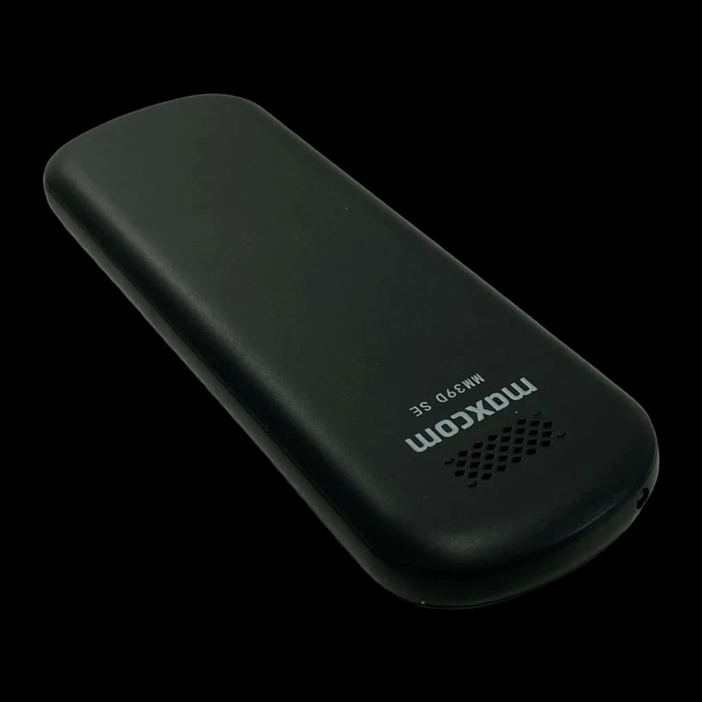 Maxcom MM39D SE 4G negro, vista trasera en ángulo: tapa posterior mate con logo Maxcom y altavoz